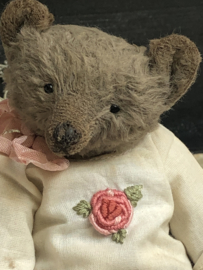 Hug Me Again Collectible bear "Elsje" standing about 6 inch tall.