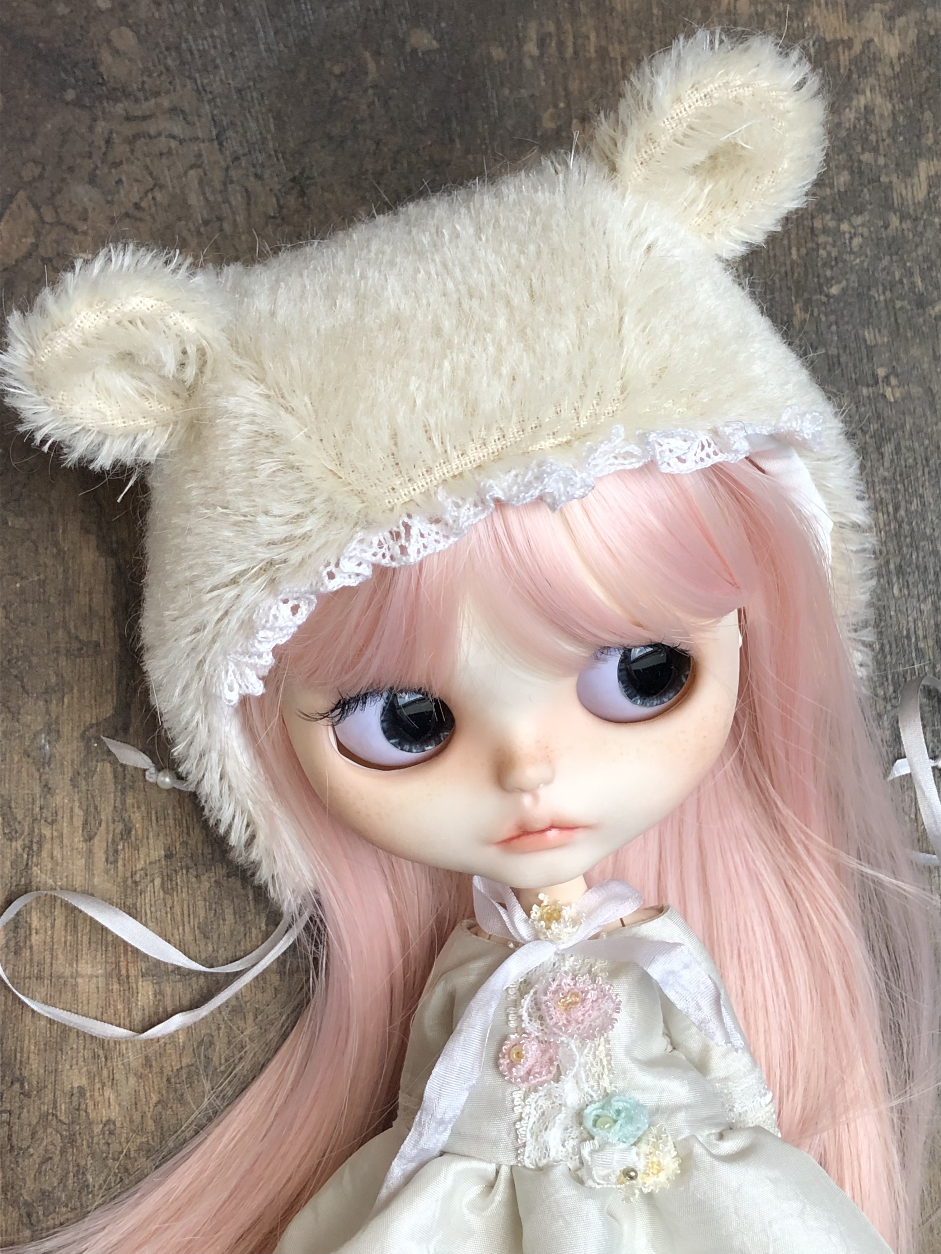 Blythe Bear-ear hat with ruffled lace.