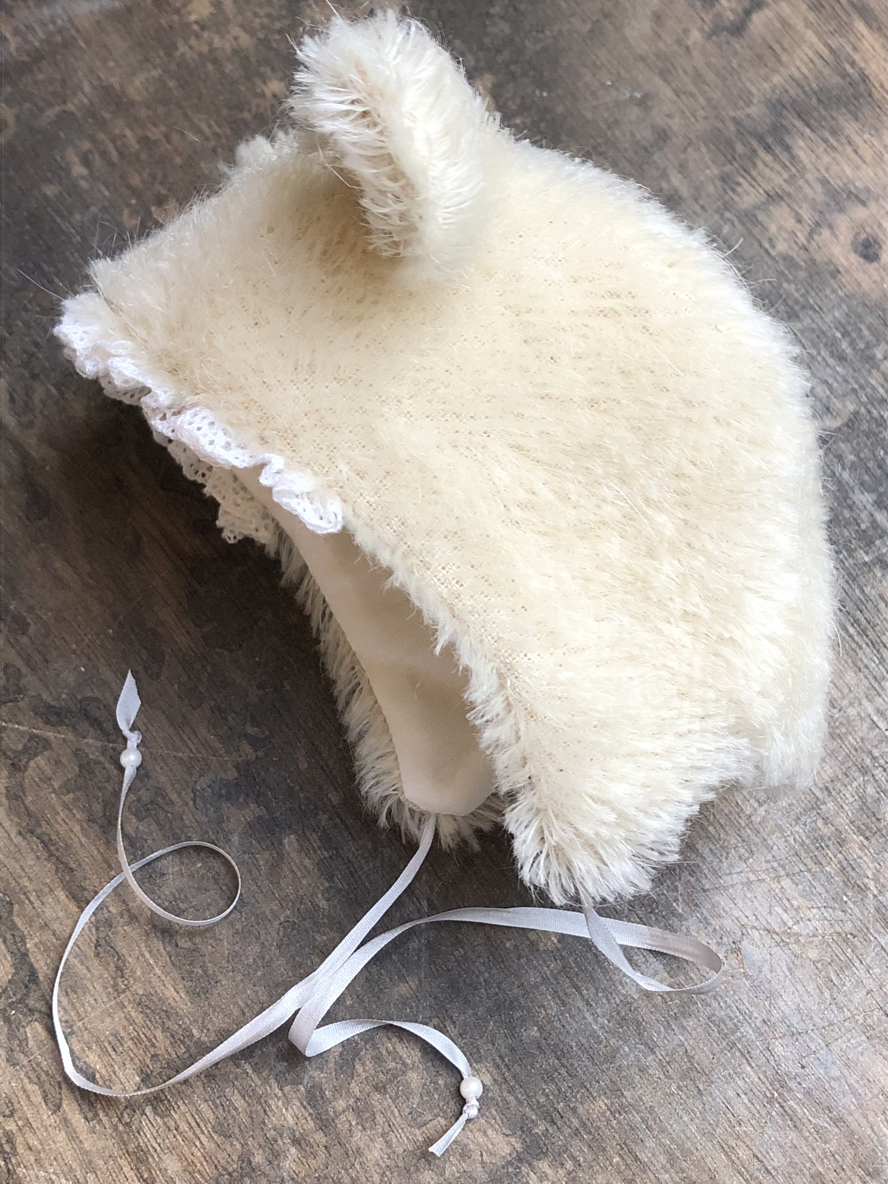 Blythe Bear-ear hat with ruffled lace.