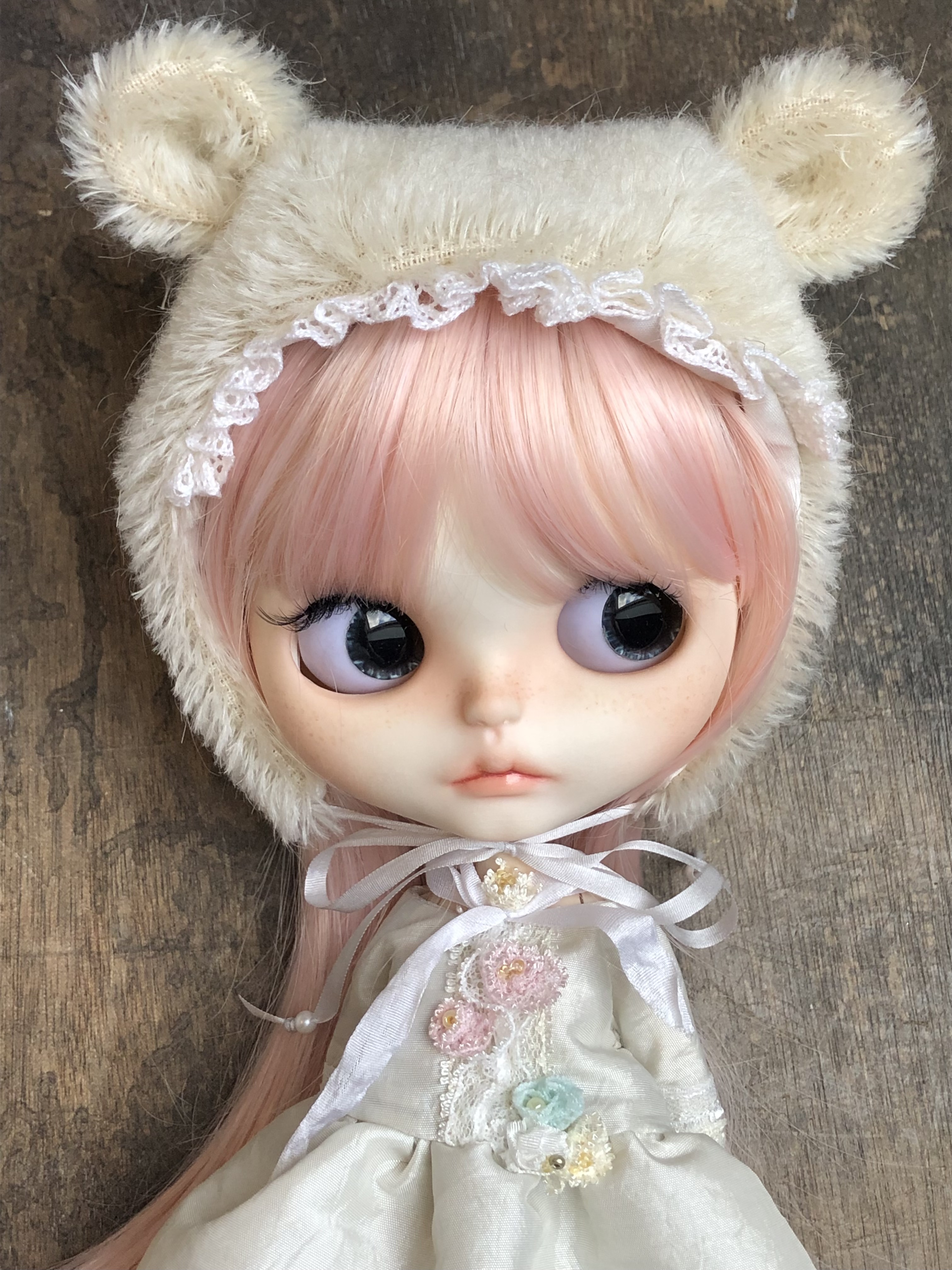 Blythe Bear-ear hat with ruffled lace.