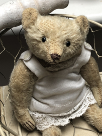 Hug Me Again Collectible bear "Sientje" standing about 6 inch tall.
