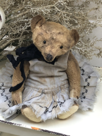 Hug Me Again Collectible bear "Miss Withcytoes" standing about 6 inch tall.