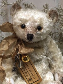 🌟 Hug Me Again Collectible bear "Silvester" standing about 6 inch tall.