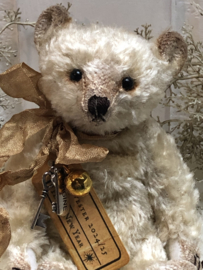 🌟 Hug Me Again Collectible bear "Silvester" standing about 6 inch tall.
