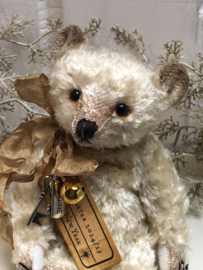 🌟 Hug Me Again Collectible bear "Silvester" standing about 6 inch tall.