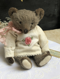 Hug Me Again Collectible bear "Elsje" standing about 6 inch tall.
