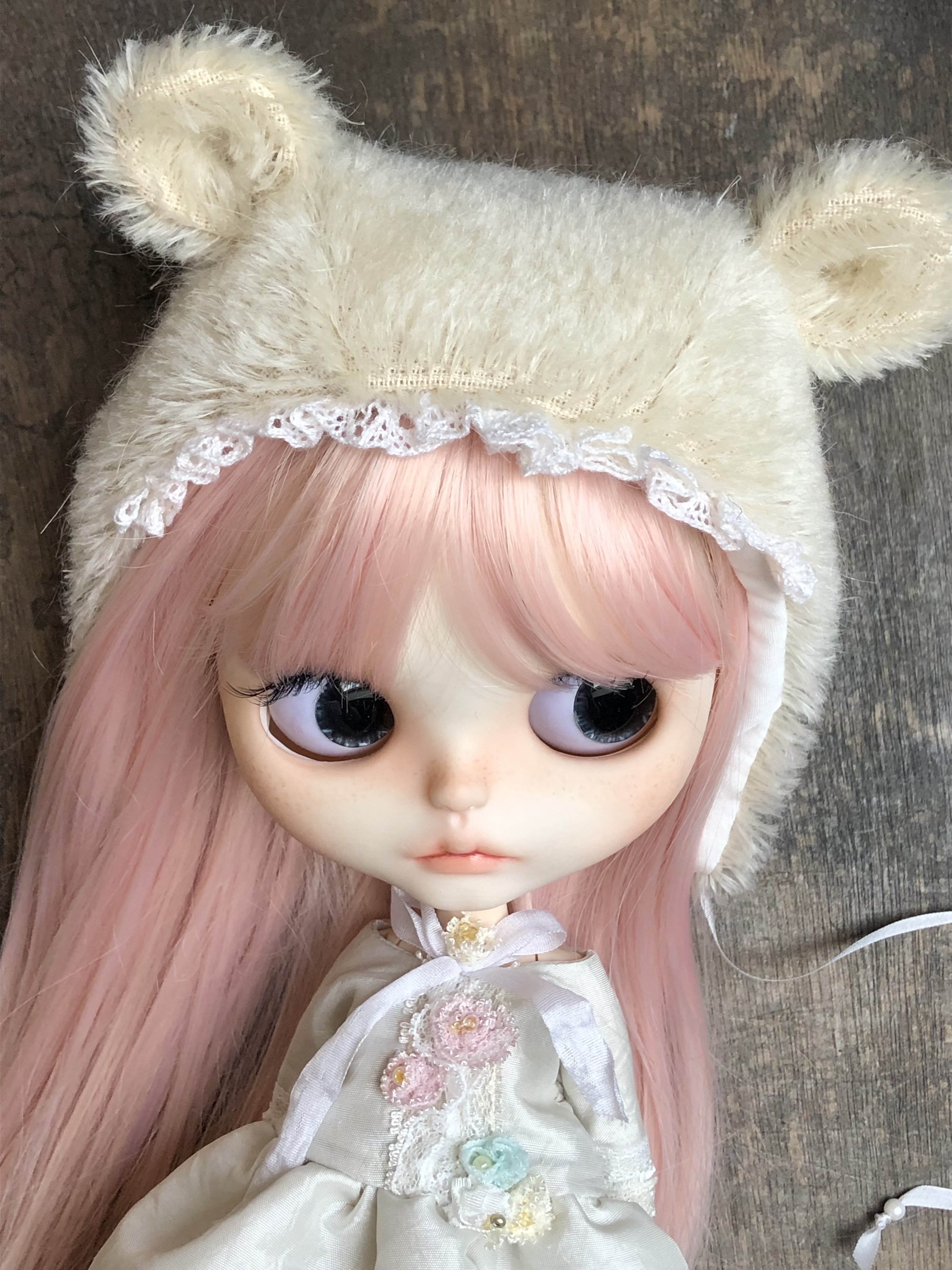 Blythe Bear-ear hat with ruffled lace.