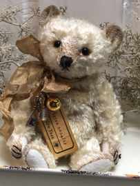 🌟 Hug Me Again Collectible bear "Silvester" standing about 6 inch tall.