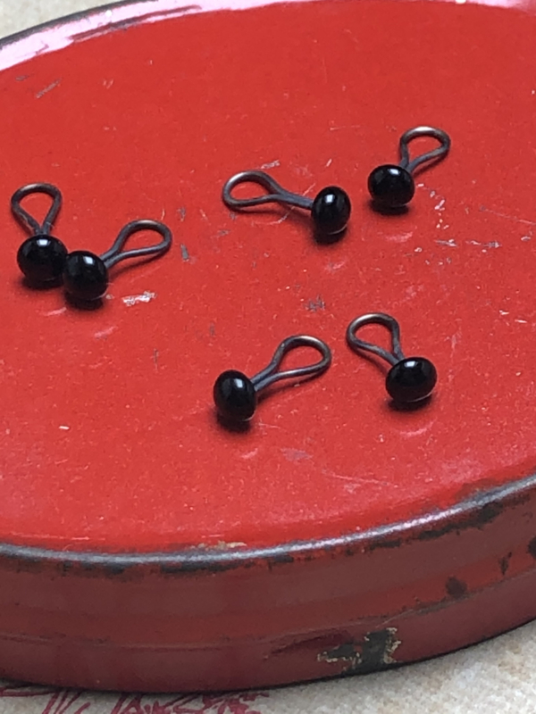Black shiny glass eyes, 3 mm in size. Set of 3 pairs.