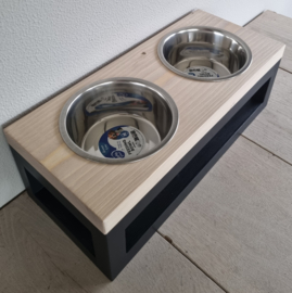 Houten honden voerbak Balou maat M schors 15 cm hoog