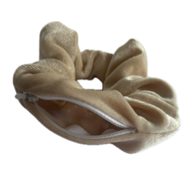 BEIGE SCRUNCHIE MET RITSJE