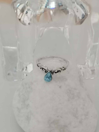 Vintage ring met blauw steentje