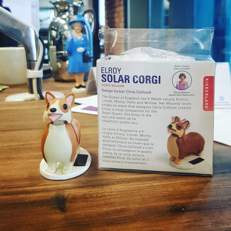 Figurine solaire reine Queen et chien Corgi