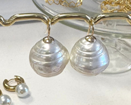 Barok parel oorbellen groot wit/goud