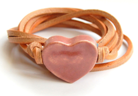 Armband naturel leren veter met oud roze hart