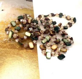 Ketting lang parelmoer en kristal groen/bruin