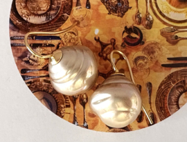 Barok parel oorbellen licht goud/goud