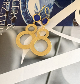 Oorbellen gouden cirkels cateye stone kobalt blauw