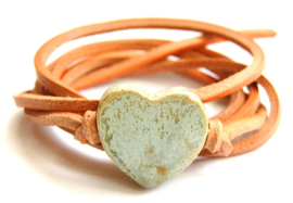 Armband naturel leren veter met antiek groen hart