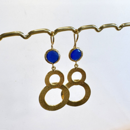 Oorbellen gouden cirkels cateye stone kobalt blauw