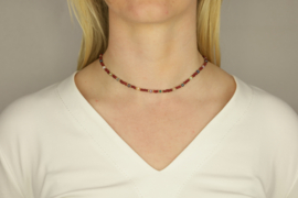 Ketting bordeaux rood met edelsteentjes en kristal