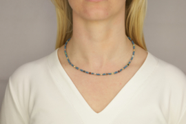 Ketting blauw met edelsteentjes en kristal