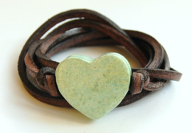 Armband leren veter met licht groen hart