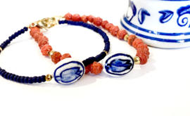 Armband koraal met Delfts blauwe kraal