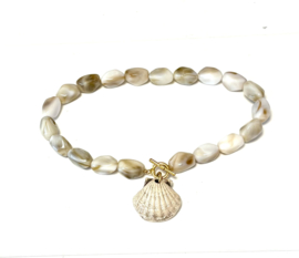 Ketting grote acrylkralen beige keramiek schelp