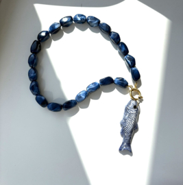 Ketting grote acrylkralen blauw keramiek vis