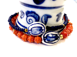 Armband koraal met Delfts blauwe kraal