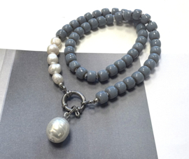 Necklace glass beads gray and pearls