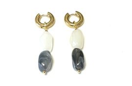 Oorringen met acryl kralen grijs/wit