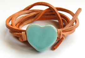 Armband naturel leren veter met lichtblauw hart