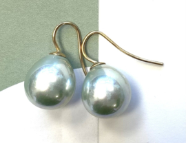 Klassieke parel oorbellen licht groen/goud