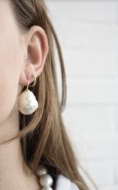 Barok parel oorbellen groot grijs/goud