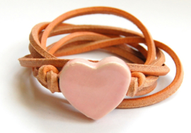 Armband naturel leren veter met roze hart