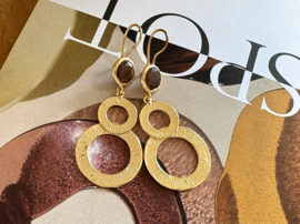 Oorbellen gouden cirkels cateye stone bruin