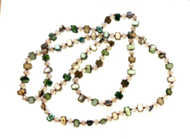 Ketting lang parelmoer en kristal groen/bruin