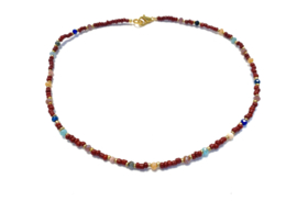 Ketting bordeaux rood met edelsteentjes en kristal