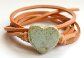 Armband naturel leren veter met antiek groen hart