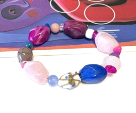Armband kralen mix acryl/natuursteen kobalt/roze/paars