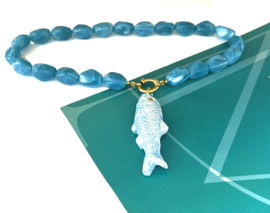 Ketting grote acrylkralen turquoise keramiek vis