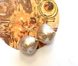 Barok parel oorbellen groot licht goud/goud
