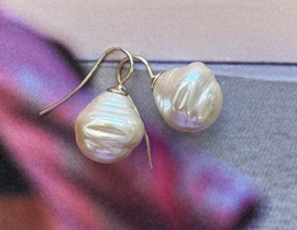 Barok parel oorbellen licht goud/goud