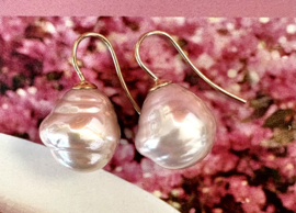 Barok parel oorbellen roze/goud