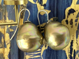 Barok parel oorbellen groot goud/zilver