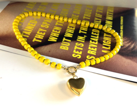 Ketting glaskralen geel /hart goud
