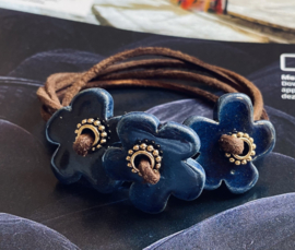 Armband bloem donker blauw