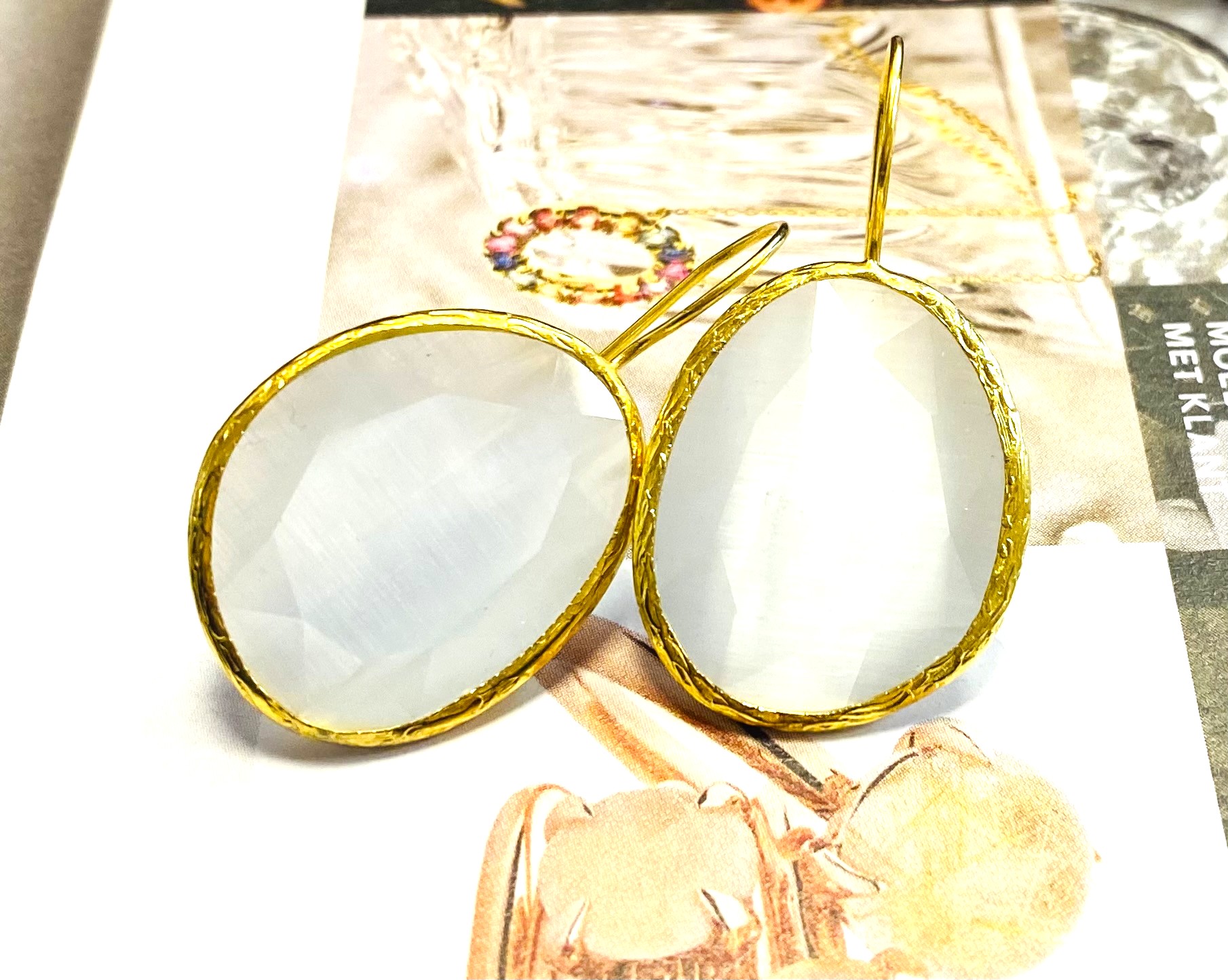 Oorbellen grote cateye steen wit